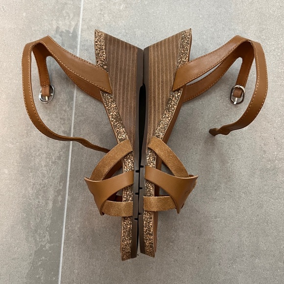 Earth - Herly Woven Strappy Stacked Heel Dress Sandals - Picture 4 of 8